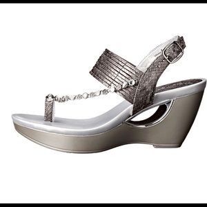 NWOT!! Andrew Geller Arriana Wedge Sandals. Pewter. SZ 6.5. NEVER USED.